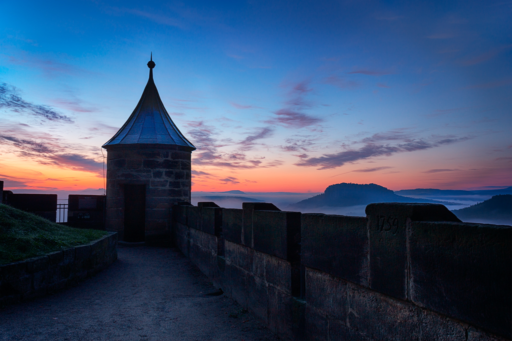 6D_07485_ML_1024.jpg - Wachturm und Brustwehr an der Pestkasamatte