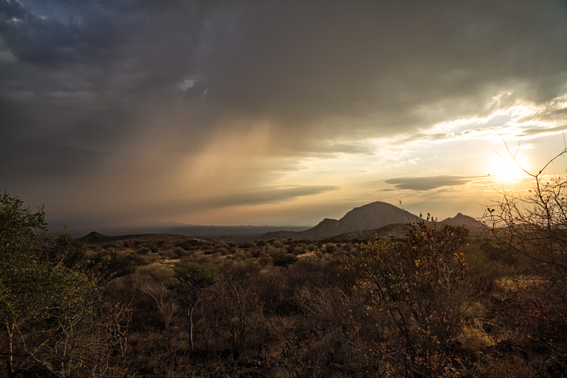 7D_21388_RAW.jpg - Dramatische Stimmung im Erongo, morgendliche Schlechtwetterfront