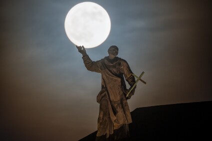a7IV_25_02744_NAL Benedikt von Nursia und der Mond