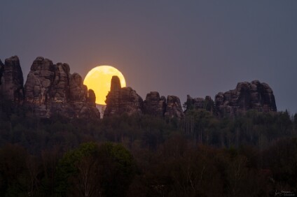 a7IV_26_00546_V2 Vollmond hinter der Schrammsteinkette